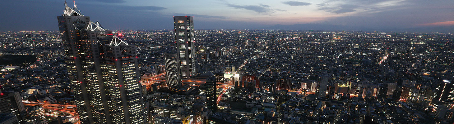 新宿西口・高層ビル群のパノラマビュー